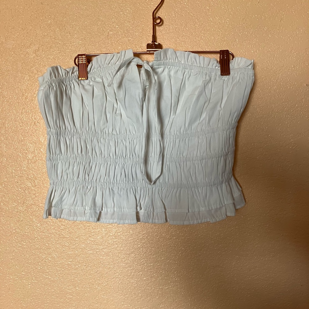 La armario Sleeveless Crop Top with Tie Front